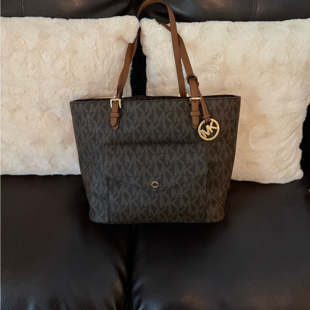 Michael Kors Signature Brown Tote and Wallet available Classic style!